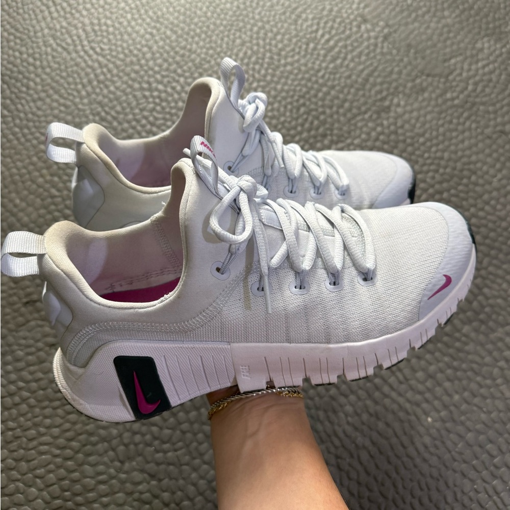 Nike Women's White + Pink Metcon Sneakers • 9.5